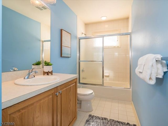 17 Pacio Ct, Roseland Boro, NJ 07068
