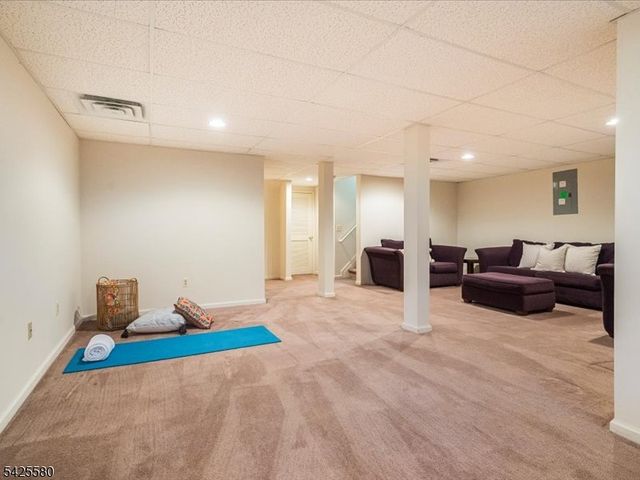 17 Pacio Ct, Roseland Boro, NJ 07068