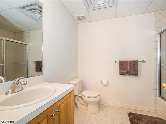 17 Pacio Ct, Roseland Boro, NJ 07068