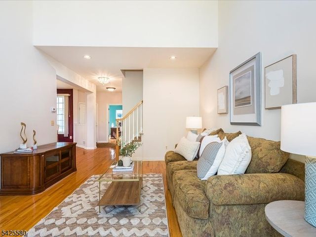 17 Pacio Ct, Roseland Boro, NJ 07068