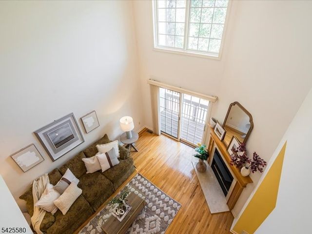 17 Pacio Ct, Roseland Boro, NJ 07068
