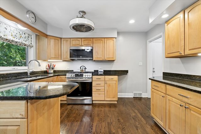 404 S See Gwun Avenue, Mount Prospect, IL 60056