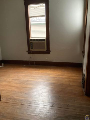 1269 SW Lane ST, Topeka, KS 66604