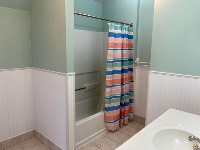 1269 SW Lane ST, Topeka, KS 66604