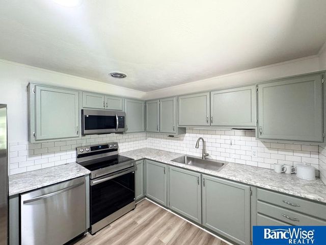 7920 Cherrywood Drive, Lincoln, NE 68510