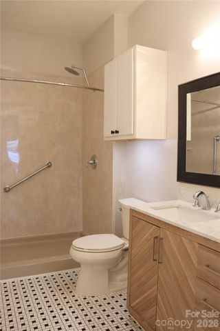 700 Vista Lake Drive 104, Candler, NC 28715