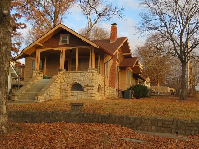 310 E Kaskaskia Street, Paola, KS 66071