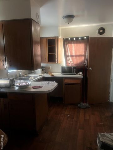 721 Huron Street, Flint, MI 48507