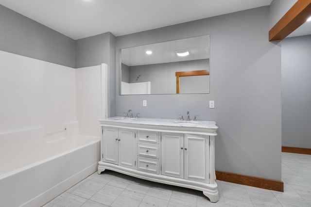 110 SE 7th St, Minot, ND 58701