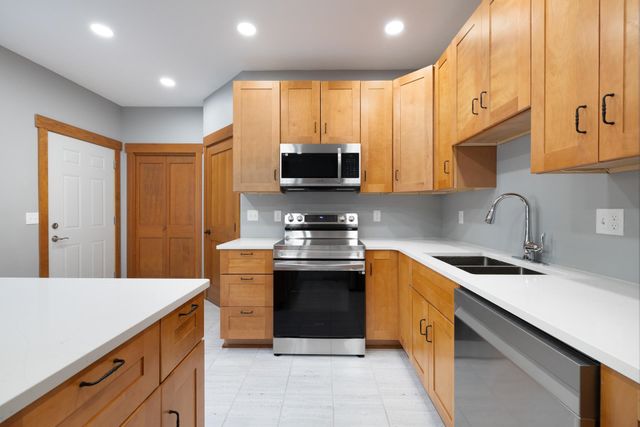 110 SE 7th St, Minot, ND 58701