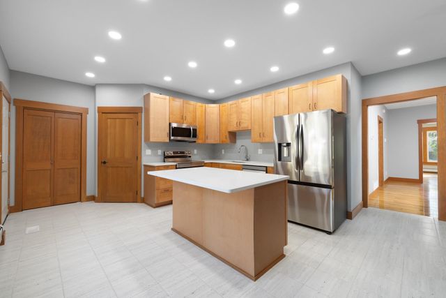 110 SE 7th St, Minot, ND 58701