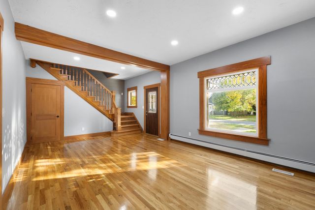 110 SE 7th St, Minot, ND 58701