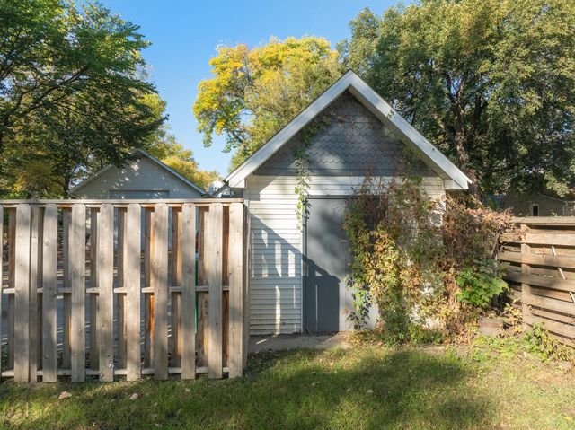 110 SE 7th St, Minot, ND 58701