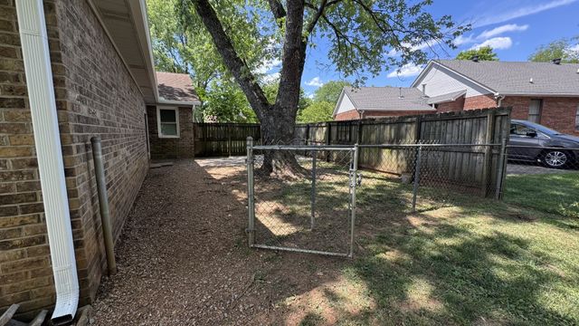 2306 Crown Hill Dr, Murfreesboro, TN 37129