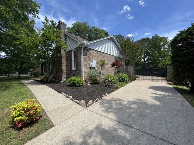 2306 Crown Hill Dr, Murfreesboro, TN 37129
