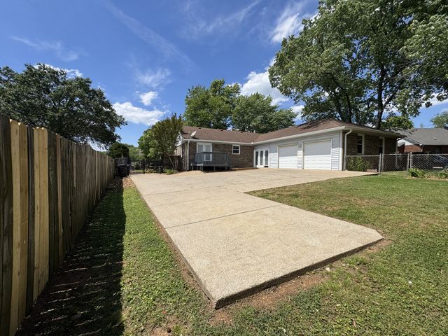 2306 Crown Hill Dr, Murfreesboro, TN 37129