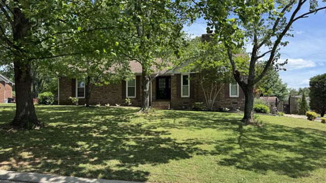 2306 Crown Hill Dr, Murfreesboro, TN 37129