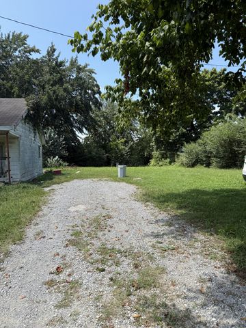 1025 Old Bear Creek Rd, Vanleer, TN 37181