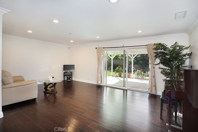 6062 Dr Glenwood, Huntington Beach, CA 92647