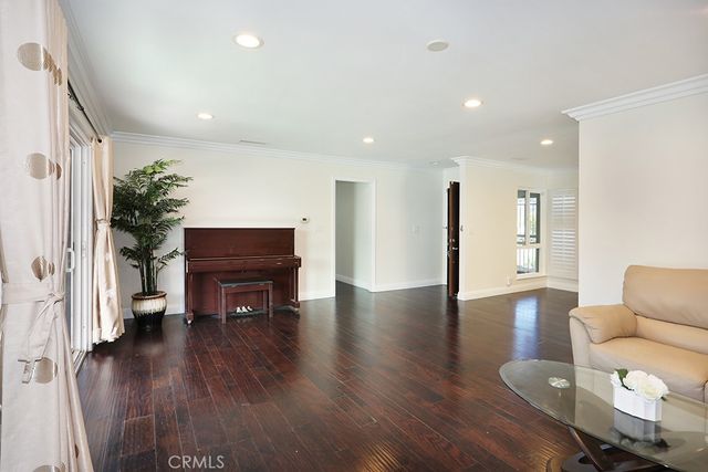 6062 Dr Glenwood, Huntington Beach, CA 92647