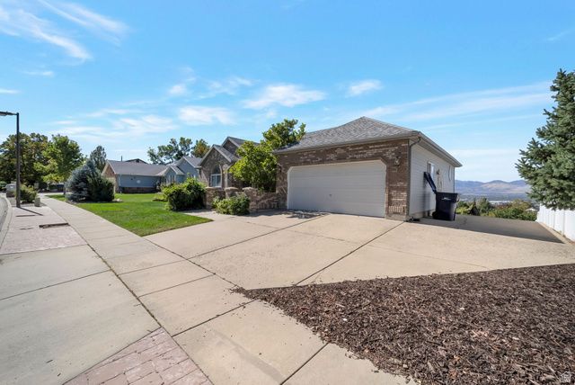 11922 S BLUFF VIEW DR, Sandy, UT 84092