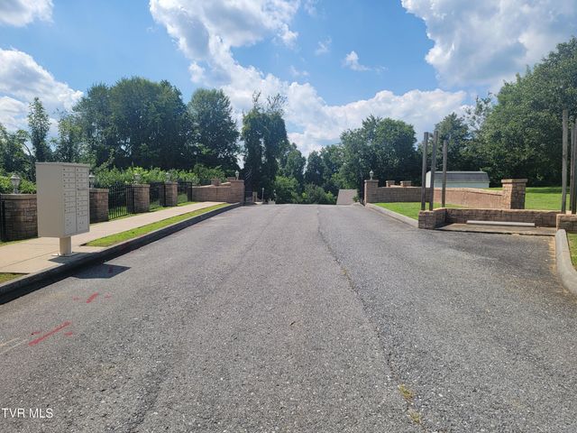 61 Whisper Bend 2, Johnson City, TN 37604
