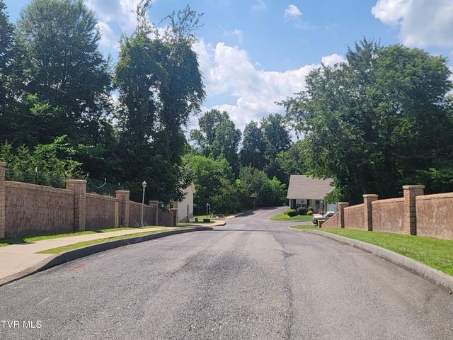 61 Whisper Bend 2, Johnson City, TN 37604
