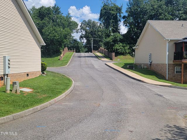 61 Whisper Bend 2, Johnson City, TN 37604
