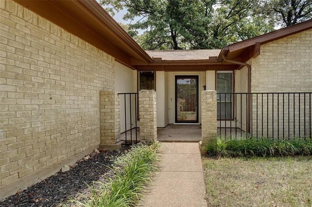 307 Lone Oak Circle, Euless, TX 76039