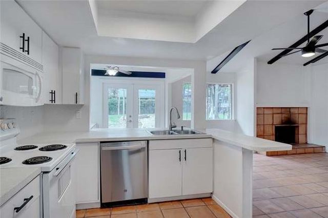 307 Lone Oak Circle, Euless, TX 76039