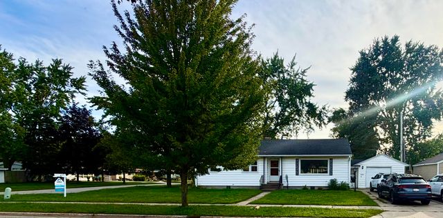 1135 W Summit Avenue, Roosevelt Park City, MI 49441
