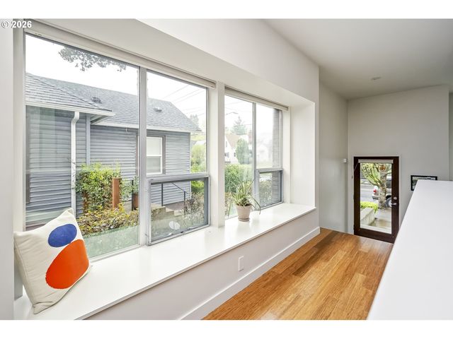 4442 Se STARK St, Portland, OR 97215