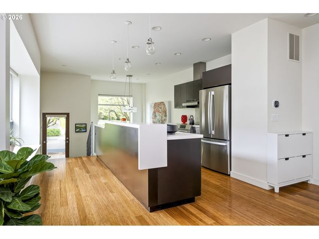 4442 Se STARK St, Portland, OR 97215