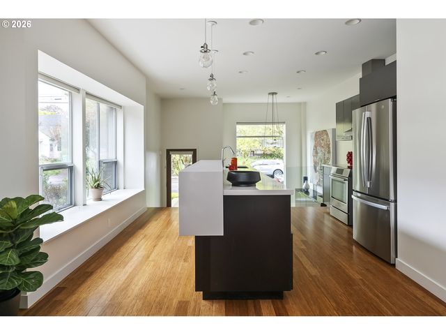 4442 Se STARK St, Portland, OR 97215