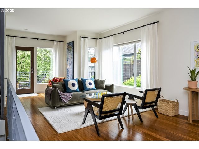 4442 Se STARK St, Portland, OR 97215