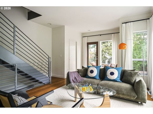 4442 Se STARK St, Portland, OR 97215