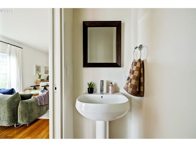 4442 Se STARK St, Portland, OR 97215