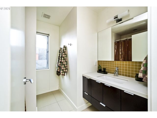 4442 Se STARK St, Portland, OR 97215