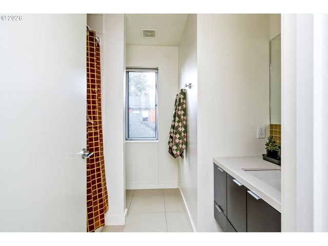 4442 Se STARK St, Portland, OR 97215