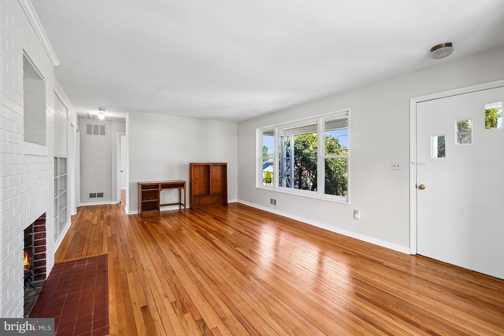 Image 10 of property listing at 1615 PARHAM PL, Silver Spring, MD 20903