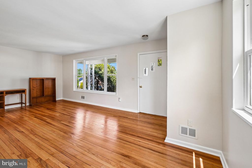 Image 11 of property listing at 1615 PARHAM PL, Silver Spring, MD 20903