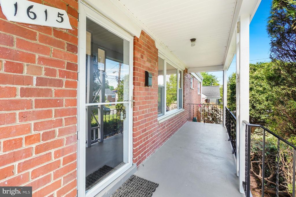 Image 4 of property listing at 1615 PARHAM PL, Silver Spring, MD 20903
