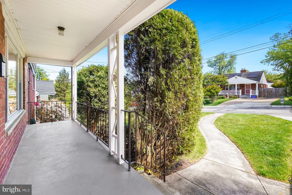 Image 5 of property listing at 1615 PARHAM PL, Silver Spring, MD 20903
