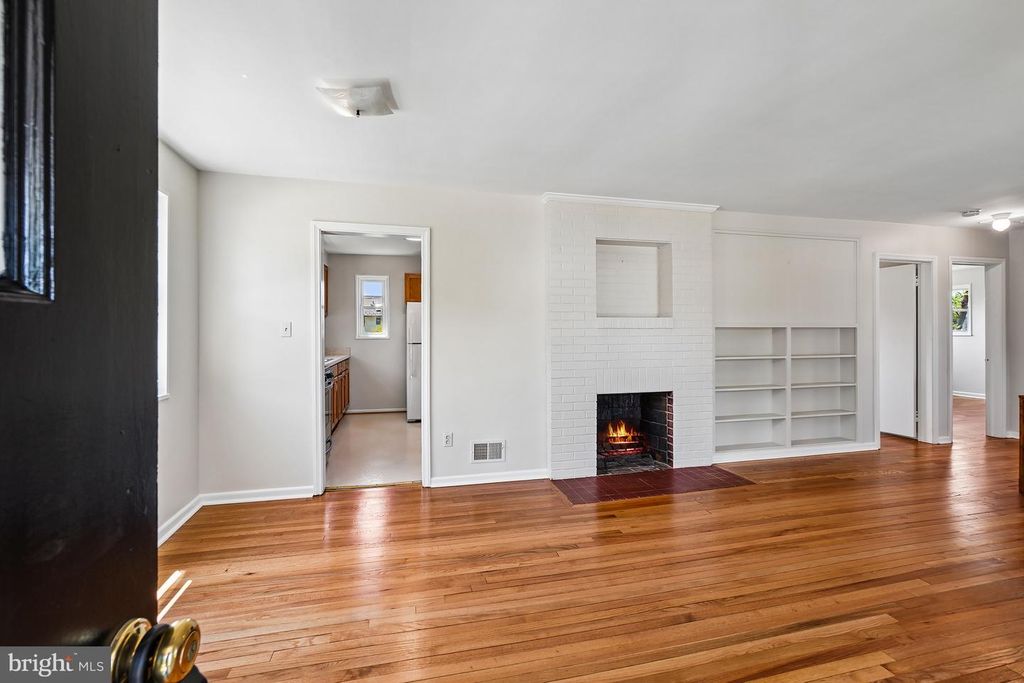 Image 7 of property listing at 1615 PARHAM PL, Silver Spring, MD 20903
