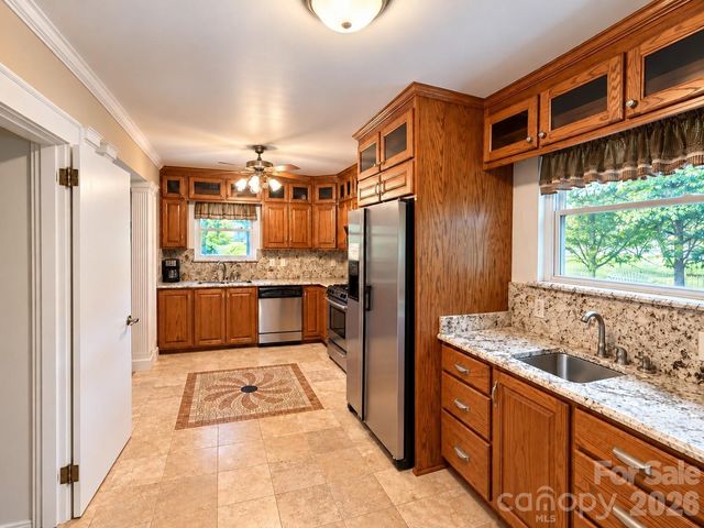 609 1st Avenue N, Conover, NC 28613