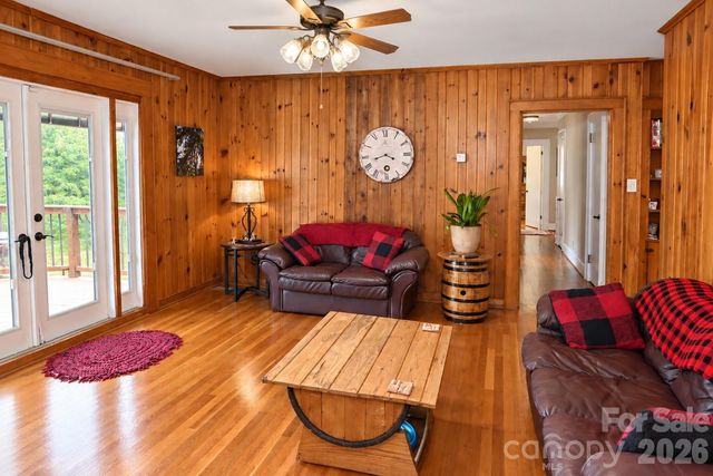 609 1st Avenue N, Conover, NC 28613