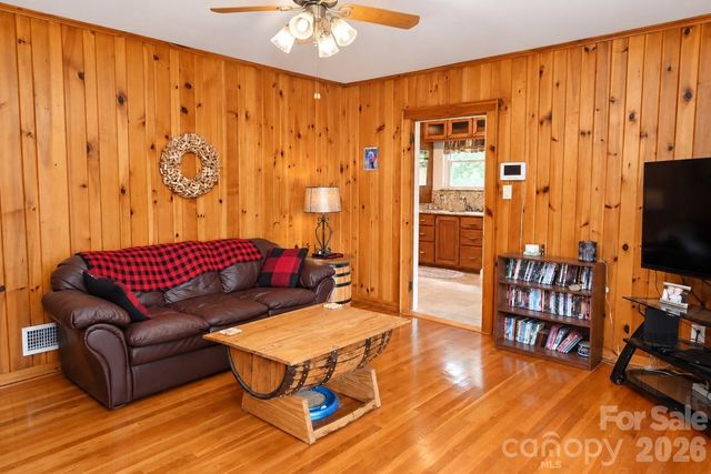 609 1st Avenue N, Conover, NC 28613
