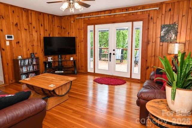609 1st Avenue N, Conover, NC 28613