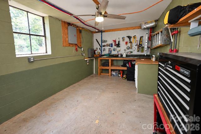 609 1st Avenue N, Conover, NC 28613