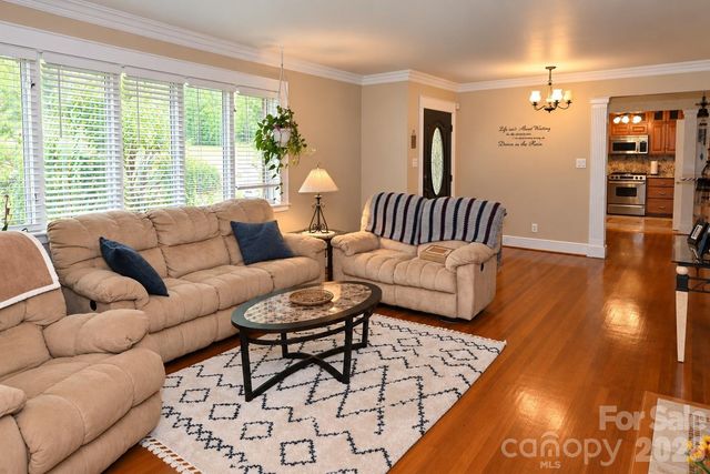 609 1st Avenue N, Conover, NC 28613